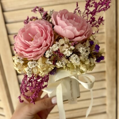 Box wykonany z dwóch woskowych kwiatów z dodatkami