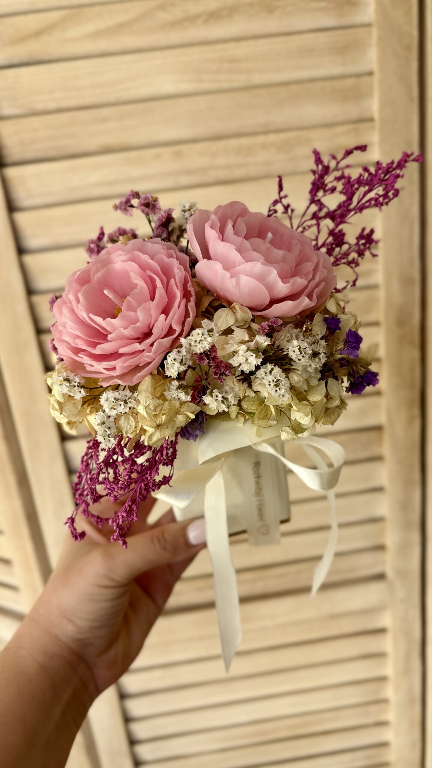 Box wykonany z dwóch woskowych kwiatów z dodatkami