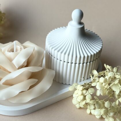 Zestaw realistycznej, herbacianej róży wraz z ozdobami z gipsu polimerowego.