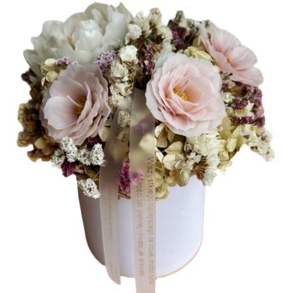 Box wykonany z 5/6 kwiatów z dodatkami