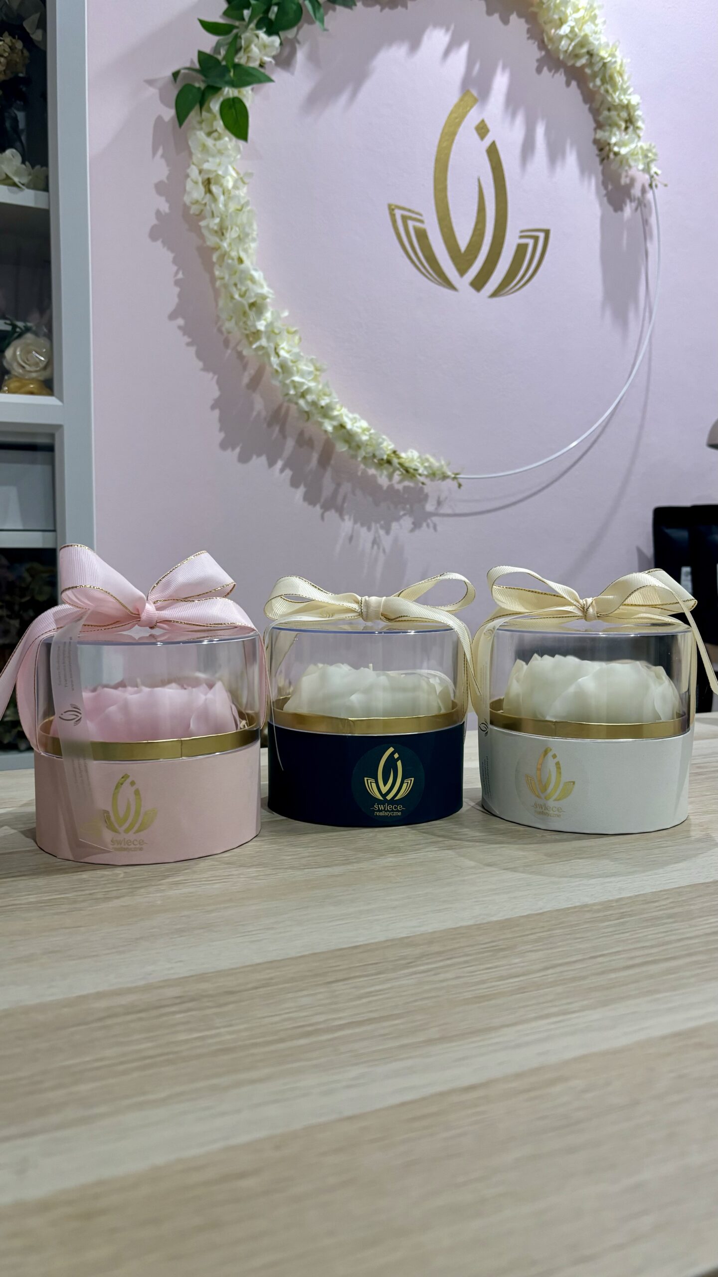 Box z wolnostojącą, realistyczną świecą - obrazek 2