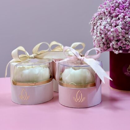 Box z wolnostojącą, realistyczną świecą