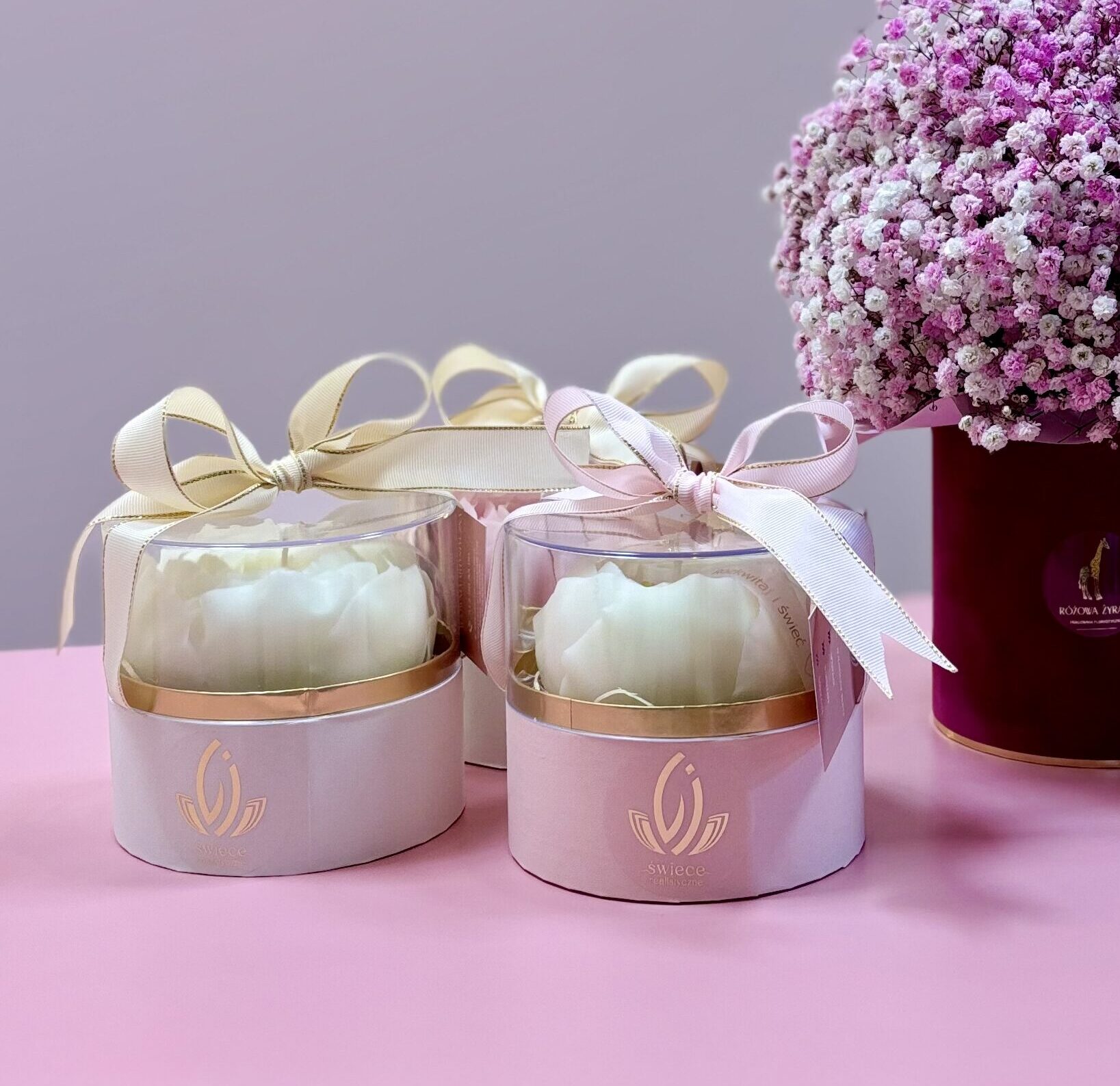 Box z wolnostojącą, realistyczną świecą