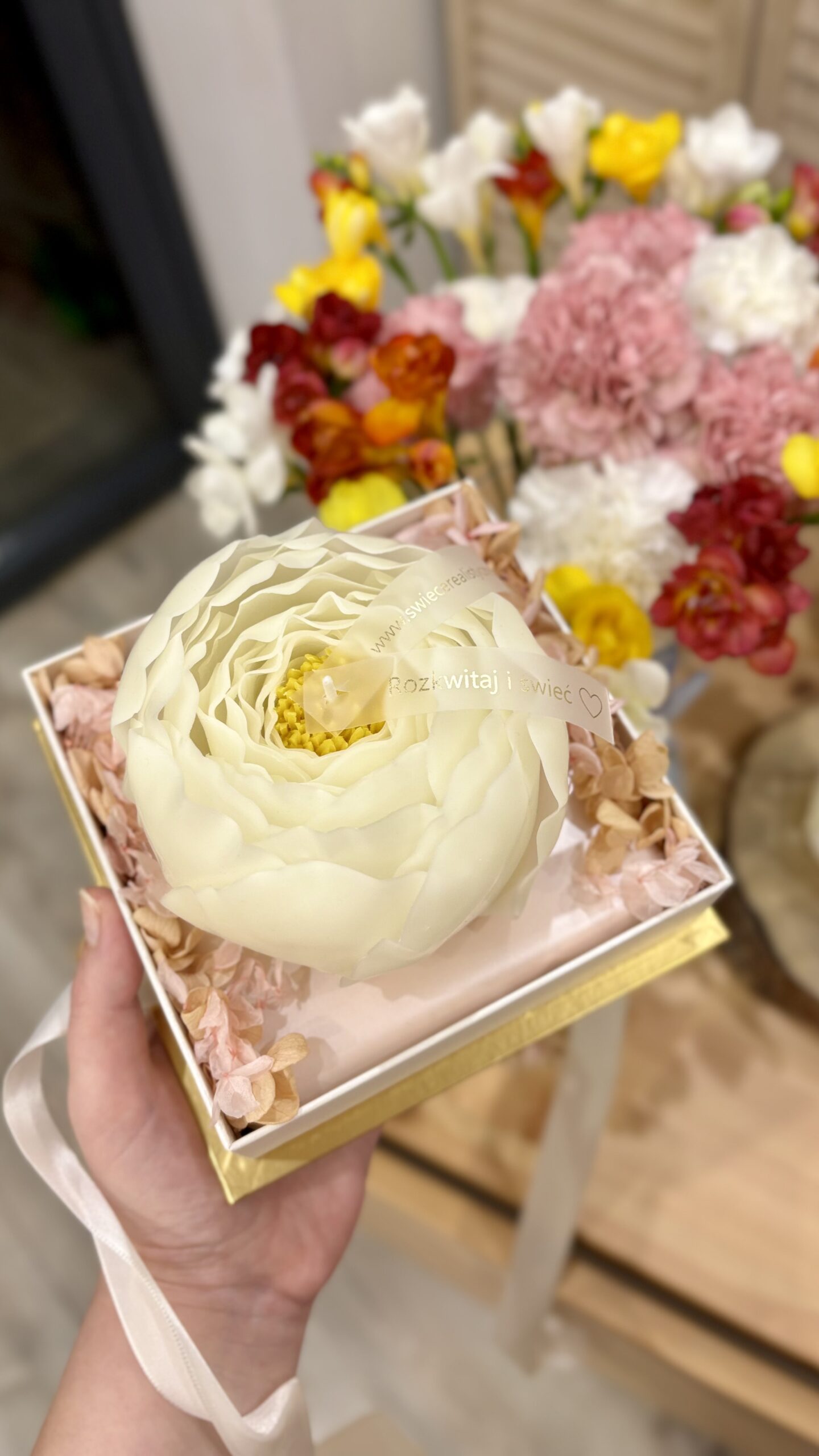 Kwadratowy, elegancki box z realistyczną świecą - obrazek 4