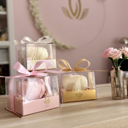 Kwadratowy, elegancki box z realistyczną świecą