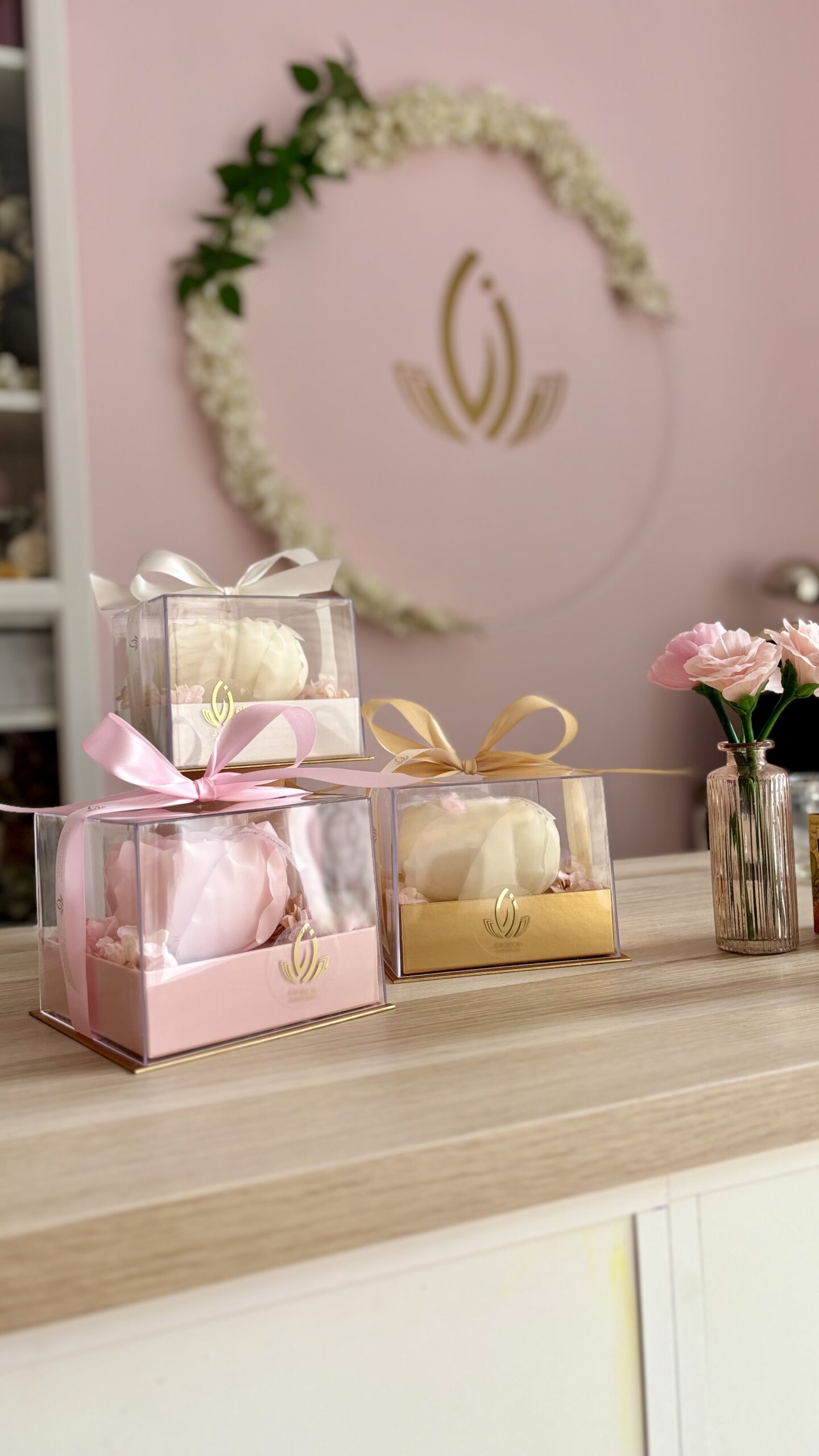 Kwadratowy, elegancki box z realistyczną świecą